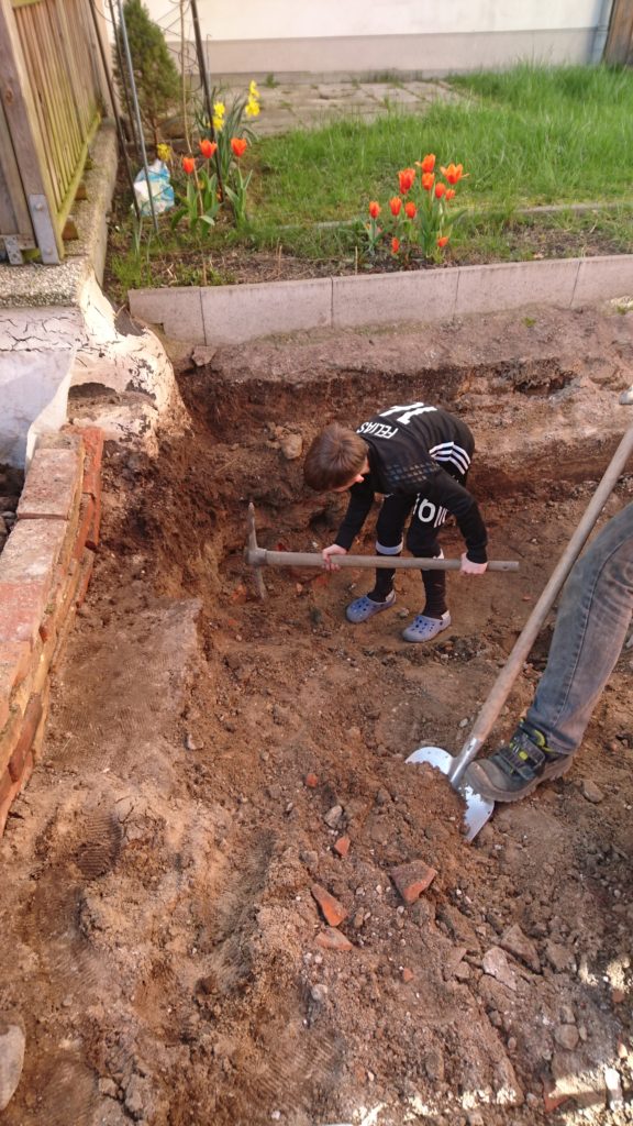 Bodenaushub mit der Hand