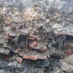 Schichten von Bauschutt müssen abgerarbeitet werden