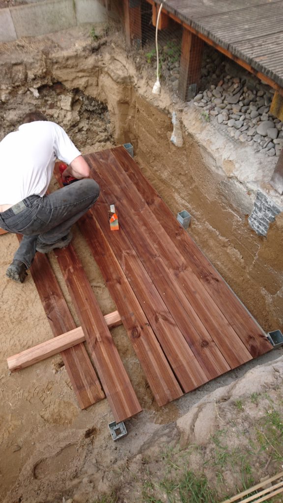Seitenwände werden von außen nach innen in der Pool-Grube zusammengeschraubt