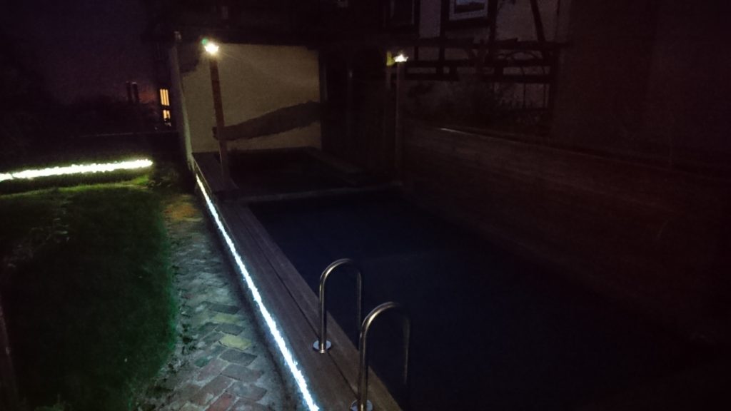 Nachtbild mit Gabionbeleuchtung