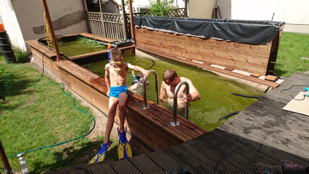 Nach dem der Pool gefüllt ist, werden Schwimm- und Taucheigenschaften getestet