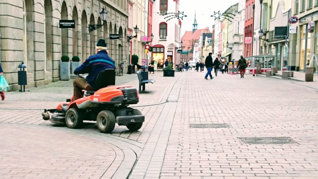 Mit dem Rasenmäher in der City